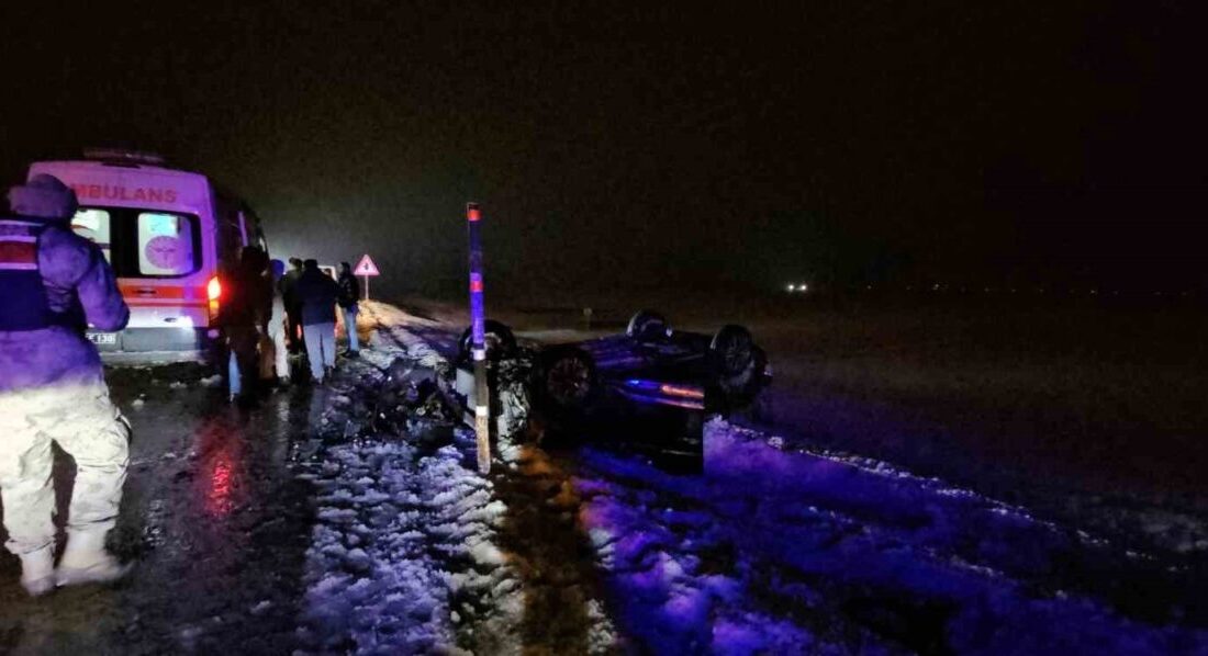 Muş-Erzurum karayolunda karla karışık yağmur nedeniyle kayganlaşan yolda kontrolden çıkan