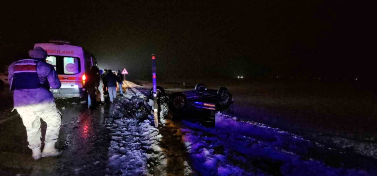 Muş-Erzurum karayolunda karla karışık yağmur nedeniyle kayganlaşan yolda kontrolden çıkan