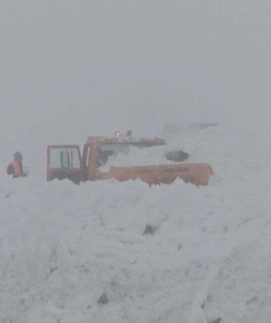 Muş-Kulp kara yolunda yol açma çalışması yapan Karayolları’na ait iş