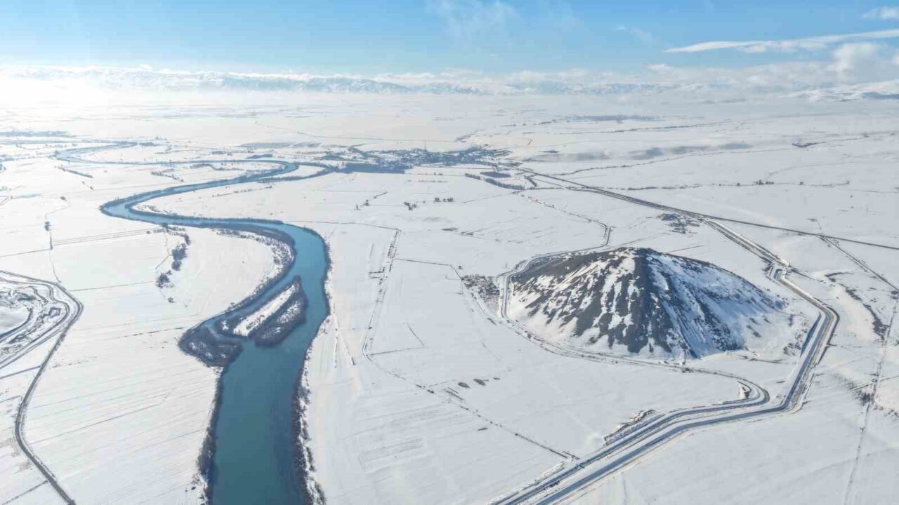 ’Muş Piramidi’ olarak bilinen Mercimek Kale Höyüğü, etkili olan kar