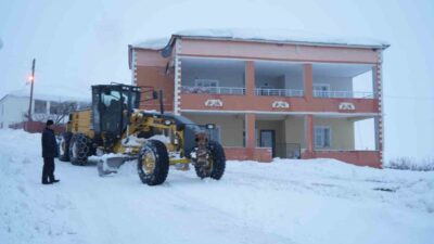 Muş’ta etkili olan yoğun kar yağışı nedeniyle 173 köy yolu
