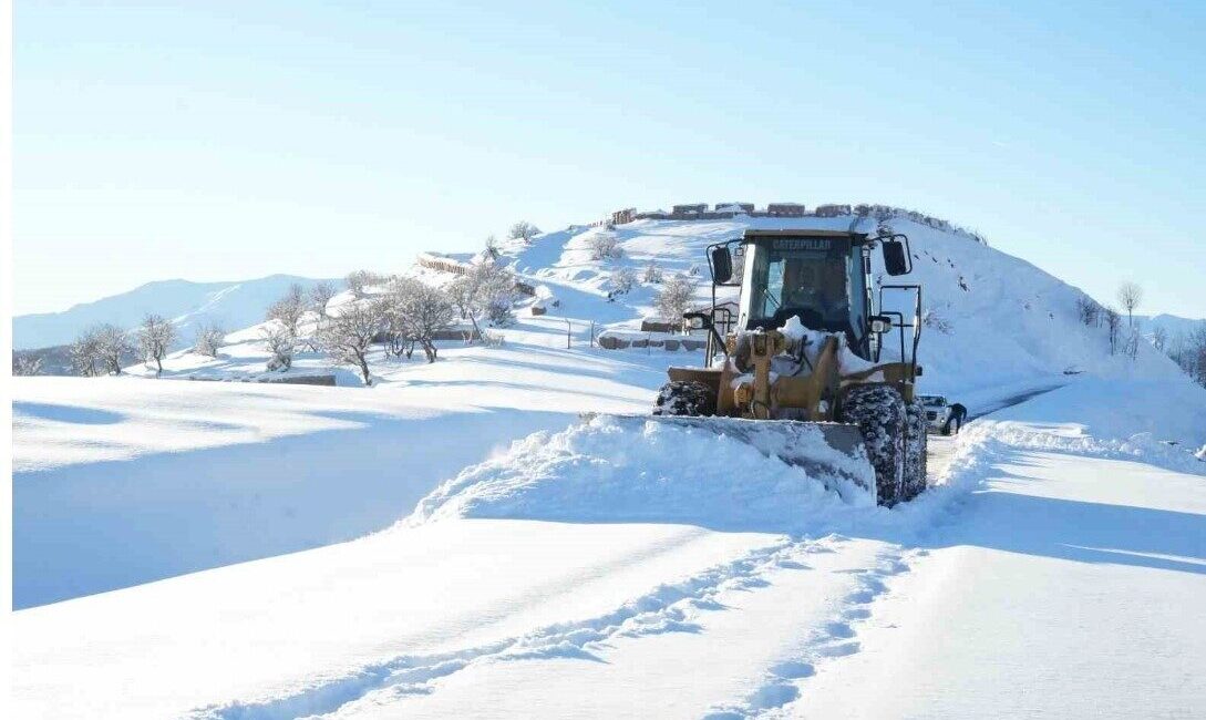 Muş’ta yoğun kar yağışı nedeniyle 238 köy yolu ulaşıma kapandı.