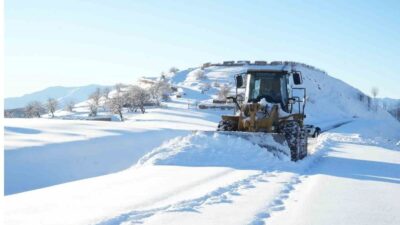 Muş’ta yoğun kar yağışı nedeniyle 238 köy yolu ulaşıma kapandı.