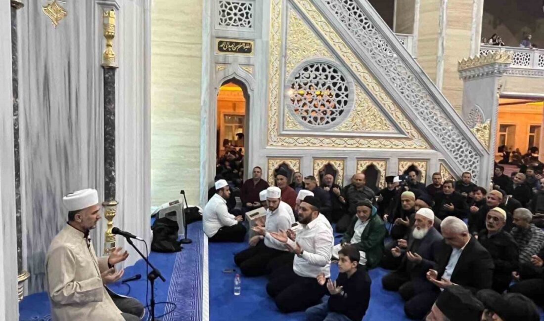 Muş’ta Ramazan ayının habercisi olarak kabul edilen Berat Kandili’nde vatandaşlar