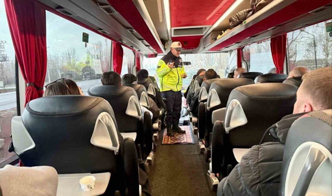 Muş İl Jandarma Komutanlığı Trafik Jandarması ekipleri, şehirlerarası otobüslerin karıştığı