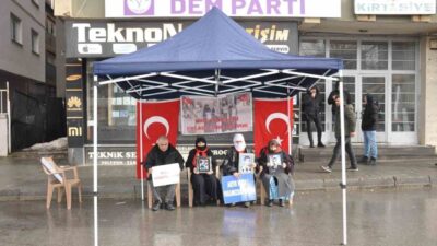 Muş’ta 235 haftadır DEM Parti İl Başkanlığı binası önünde evlat