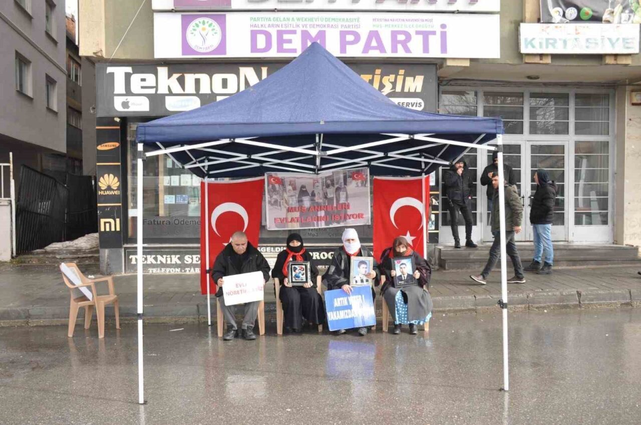 Muş’ta 235 haftadır DEM Parti İl Başkanlığı binası önünde evlat