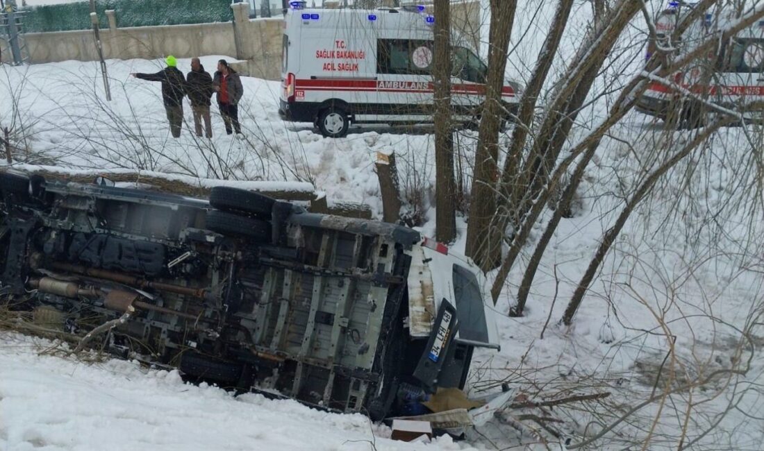 Muş’ta havalimanı yolu üzerinde işçileri taşıyan servis minibüsünün kaygan zemin