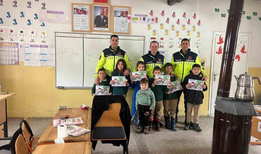 Muş’ta jandarma trafik ekipleri, Derecik Köyü İlkokulunda öğretmen ve öğrencilere