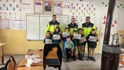 Muş’ta jandarma trafik ekipleri, Derecik Köyü İlkokulunda öğretmen ve öğrencilere