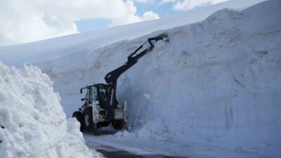 Muş’ta yoğun kar yağışı ve tipi nedeniyle kapanan Derecik-Ilıca-Ağıllı grup
