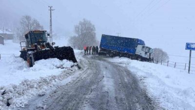 Muş’un Varto ilçesinde kar temizleme çalışması yapan iş makinesiyle tırın