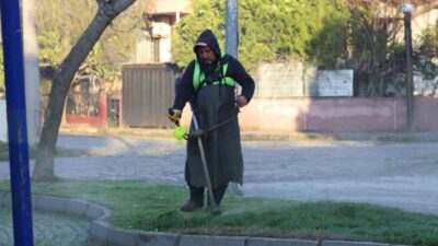 Nazilli Belediyesi Temizlik İşleri ile Park ve Bahçeler Müdürlüğü ekipleri,