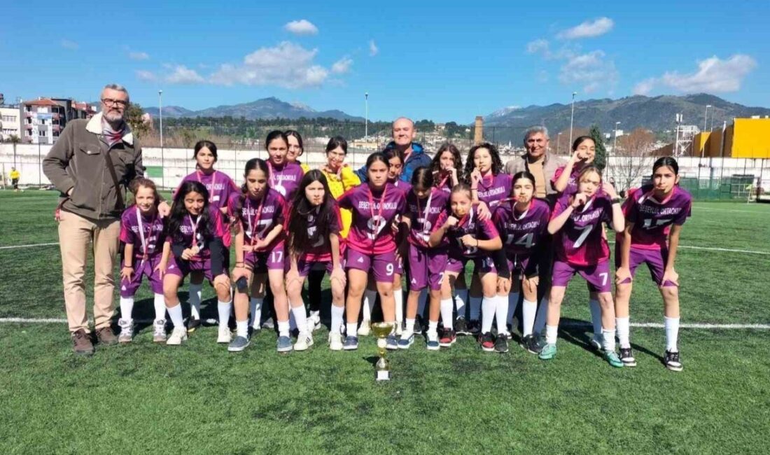 Aydın Okul Sporları Kız Futbol İl Birinciliği müsabakalarında Nazilli Beşeylül