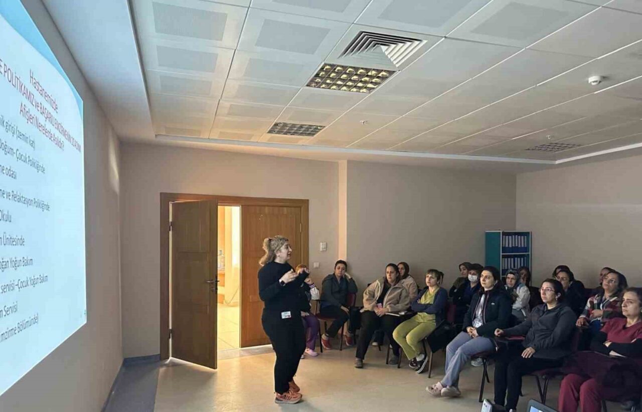 Aydın’ın Nazilli ilçesinde sağlık personeline yönelik düzenlenen farkındalık eğitimi ile