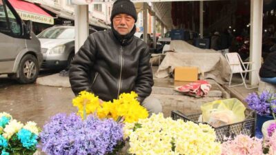 Muğla’nın Menteşe ilçesinde kurulan semt pazarında baharın habercisi nergis ve