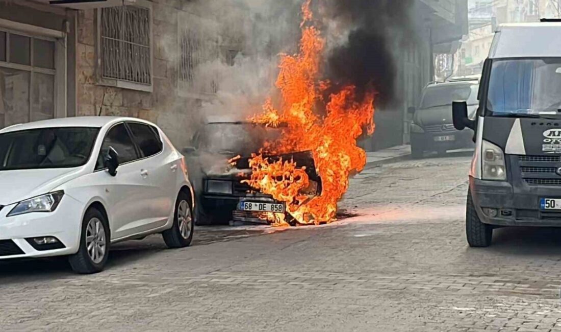 Nevşehir’de park halindeki bir otomobil çıkan yangında kullanılamaz hale geldi.