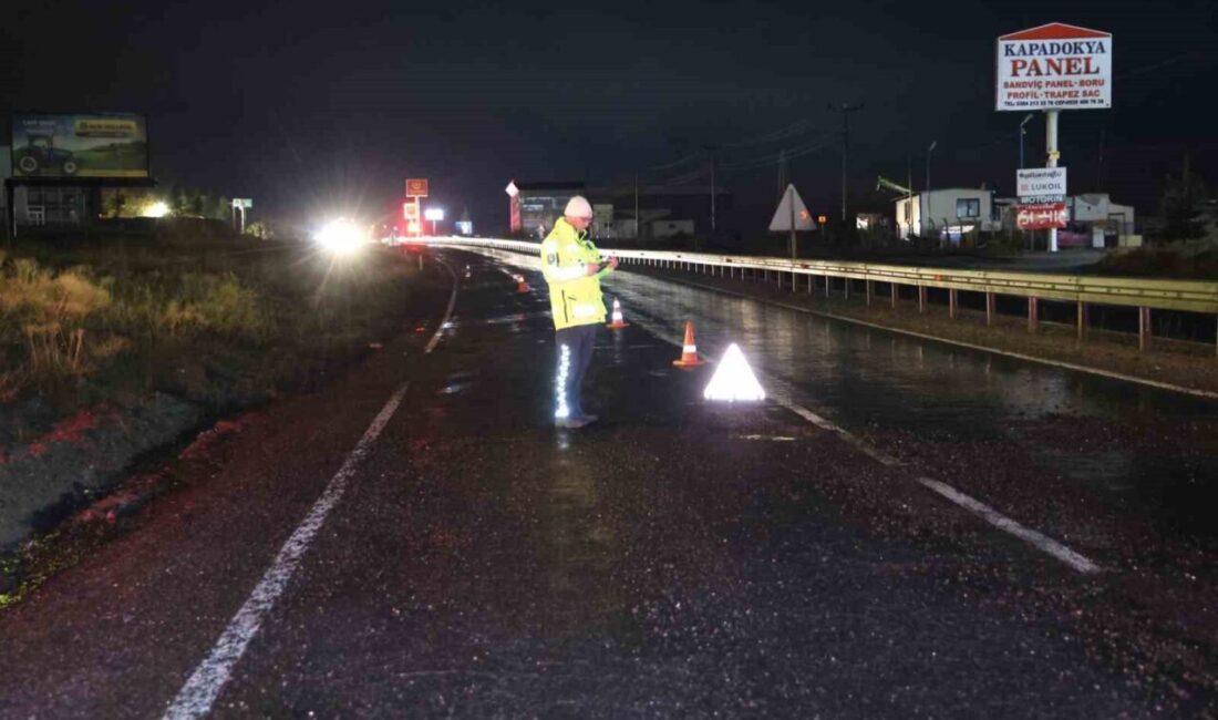 Aksaray-Nevşehir karayolu Otogar Kavşağı yakınlarında yağış nedeniyle yolda oluşan çukurlar