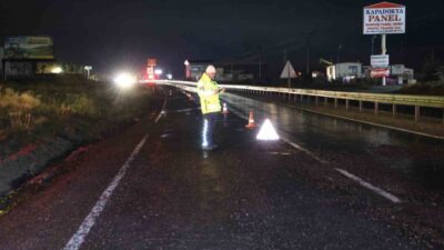 Aksaray-Nevşehir karayolu Otogar Kavşağı yakınlarında yağış nedeniyle yolda oluşan çukurlar