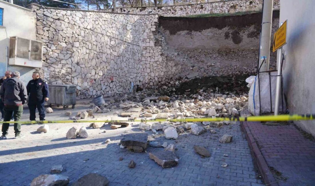 Niğde’de kale çevresinde araç trafiğinin de kullandığı yolda meydana gelen