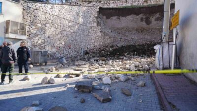 Niğde’de kale çevresinde araç trafiğinin de kullandığı yolda meydana gelen