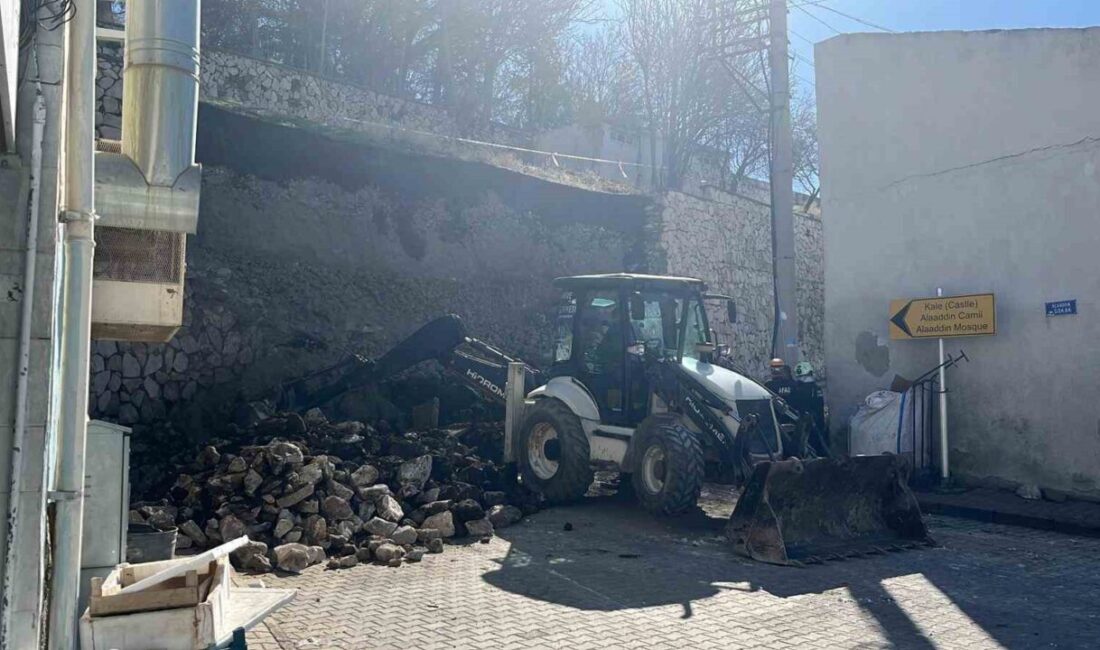 Niğde Kalesi çevresinde bulunan ve araç trafiğinin de kullandığı yolda