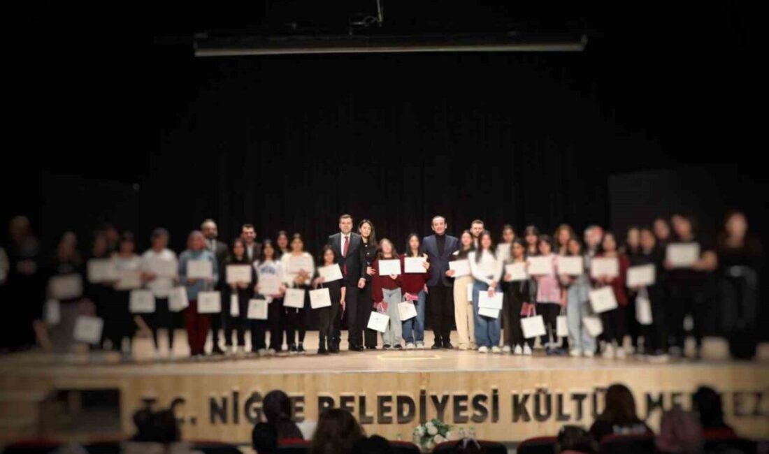 Niğde Çocuk Evleri Sitesi Müdürlüğü’nde kalan çocuklar sahne aldı. Niğde