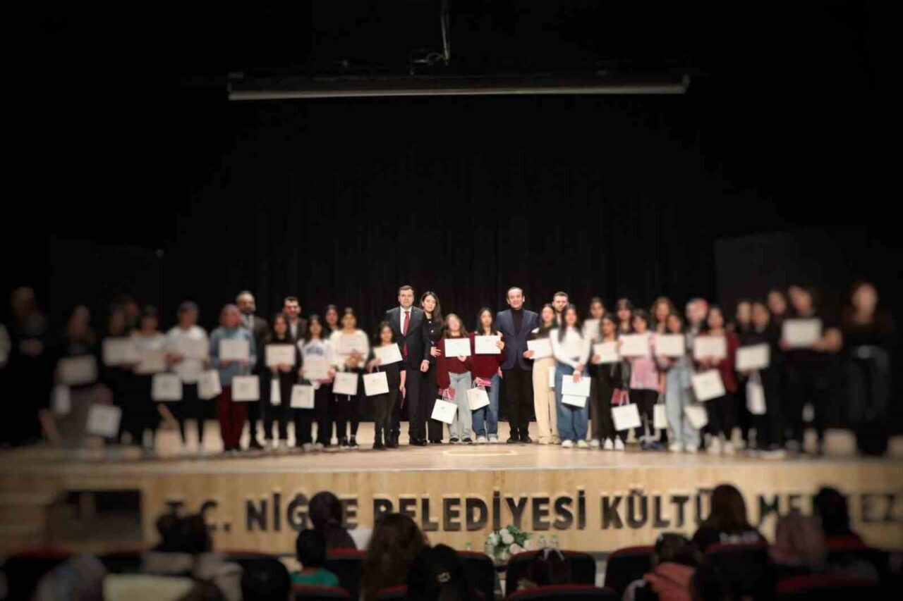 Niğde Çocuk Evleri Sitesi Müdürlüğü’nde kalan çocuklar sahne aldı. Niğde