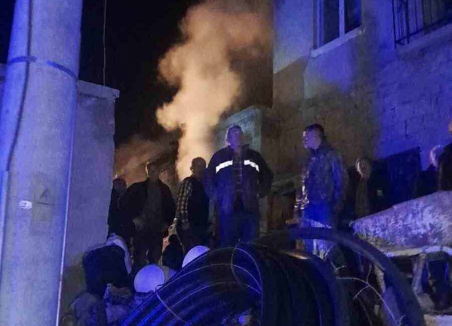 Niğde’nin Çamardı ilçesine bağlı Üskül köyünde sobanın devrilmesi sonucu çıkan