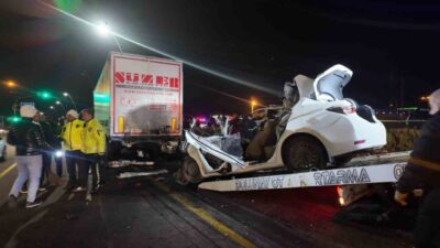 Niğde’de tıra arkadan çarpan otomobilin sürücüsü hayatını kaybetti. Olay, saat