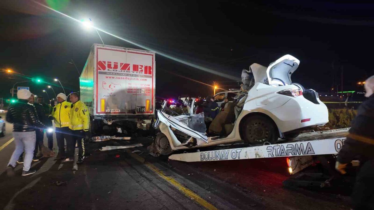 Niğde’de tıra arkadan çarpan otomobilin sürücüsü hayatını kaybetti. Olay, saat
