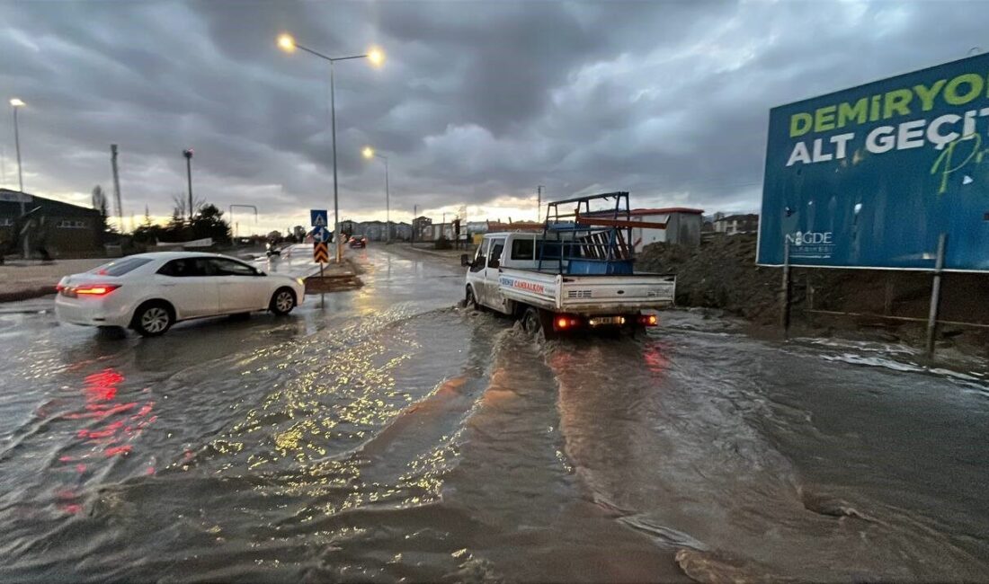 Niğde genelinde etkili olan sağanak yağış ve şiddetli rüzgar yaşamı