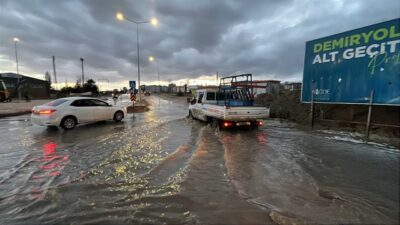 Niğde genelinde etkili olan sağanak yağış ve şiddetli rüzgar yaşamı