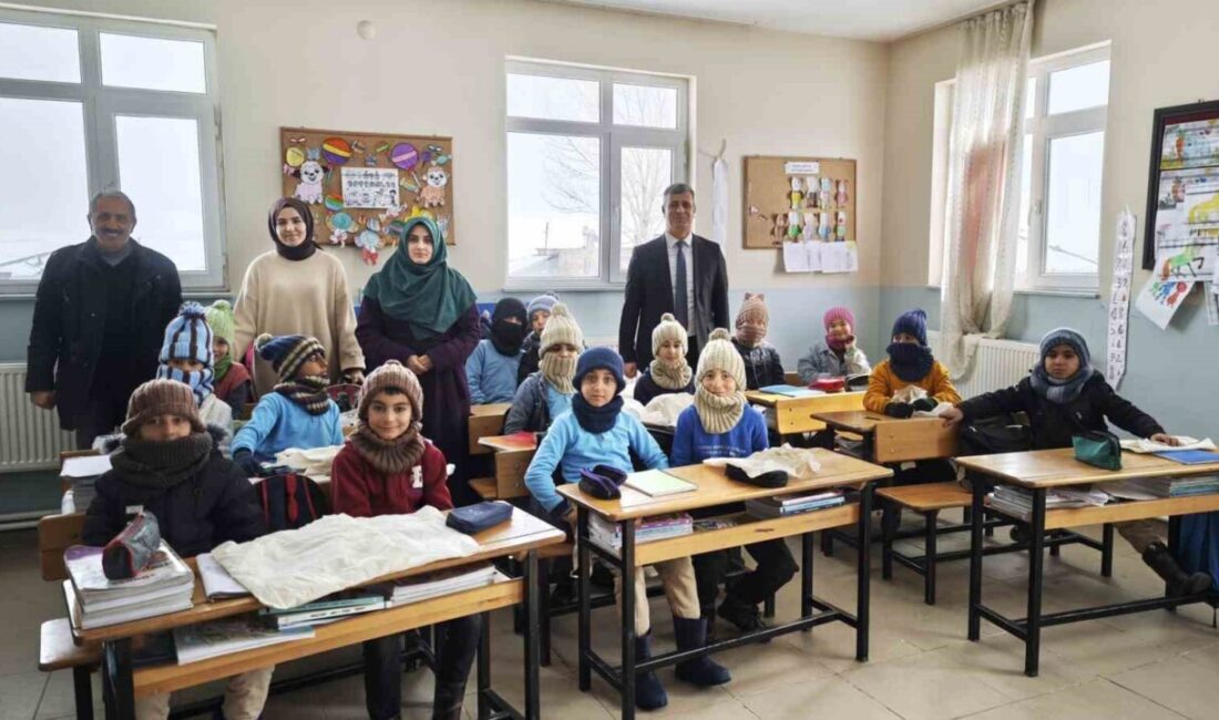 Niğdeli kadınların bir araya gelerek ördükleri atkı, bere ve eldivenler