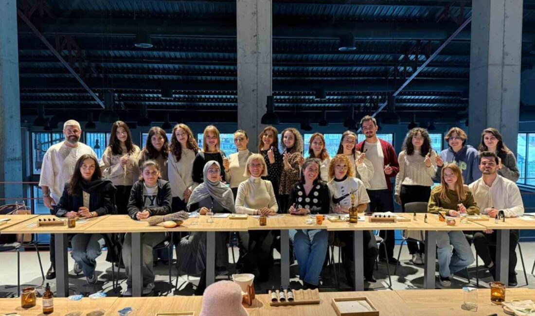 Nilüfer Belediyesi’nin düzenlediği “Aromaterapi Doğal Parfüm Atölyesi”nde katılımcılar, koku duyusunu