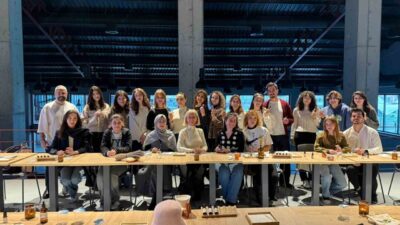 Nilüfer Belediyesi’nin düzenlediği “Aromaterapi Doğal Parfüm Atölyesi”nde katılımcılar, koku duyusunu