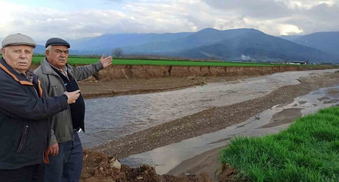 İzmir’in Ödemiş ilçesinde bulunan Bademli Barajı, su seviyesinin yükselmesi üzerine