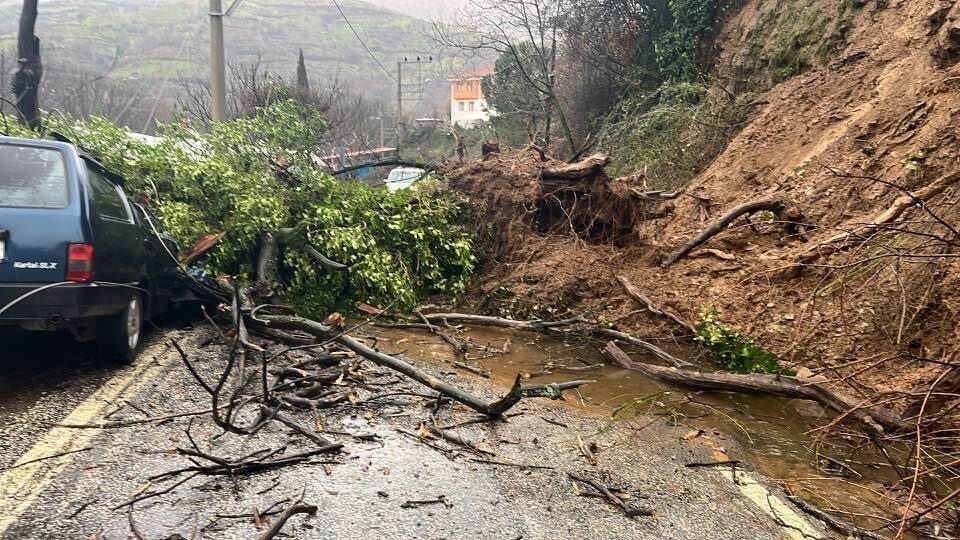 İzmir’in Ödemiş ilçesine bağlı Hamamköy Mahallesi’nde meydana gelen heyelanda göçük