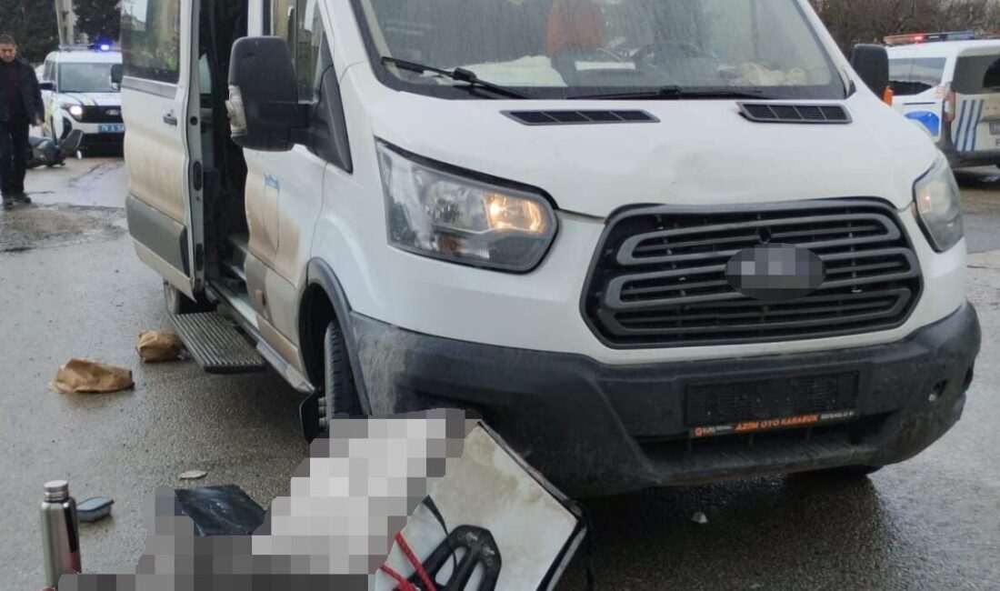 Karabük’te öğrenci servisi ile çarpışan motosikletin sürücüsü, kaldırıldığı hastanede hayatını