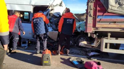 Kayseri’nin Pınarbaşı ilçesinde öğrenci servisinin tıra çarpması sonucu 1 kişi