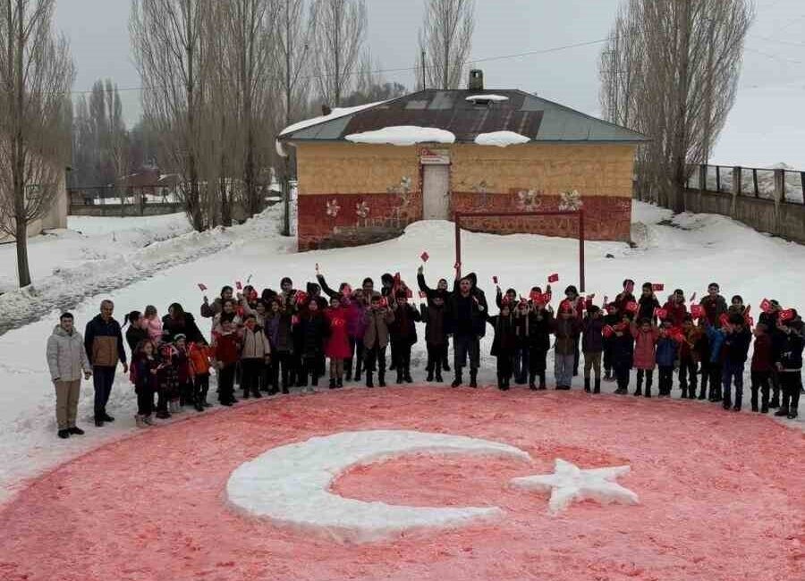 Ağrı’nın Taşlıçay ilçesinde Düzgören İlkokulu ve Ortaokulu öğrencileri kar üzerine