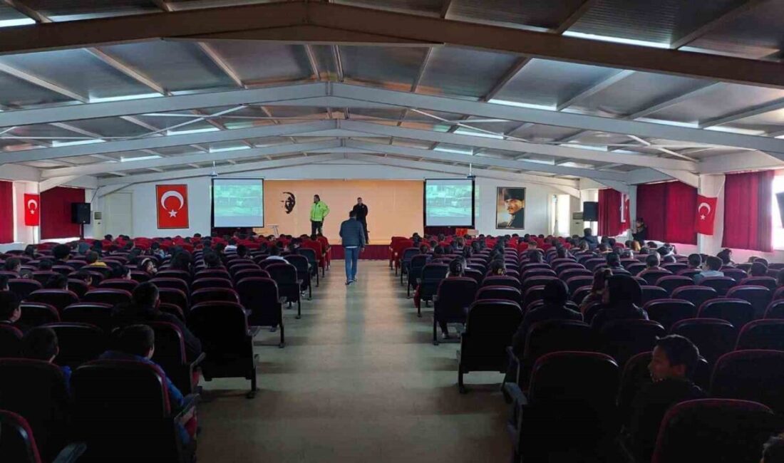 Aydın’ın Karacasu ilçesinde düzenlenen programda polislik mesleğini yakından tanıyan öğrenciler,