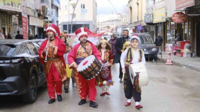 Karaman’da ilkokul ve ortaokul öğrencileri Ramazan ayının gelişini davul eşliğinde