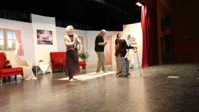 Bursa’nın Gemlik ilçesinde öğretmenlerin sahneledeiği İdeal Aile Reçetesi 2 adlı