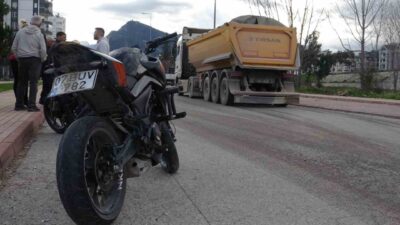 Antalya’nın Konyaaltı ilçesinde okul çıkışı motosiklet ile evlerine giderken kamyonla