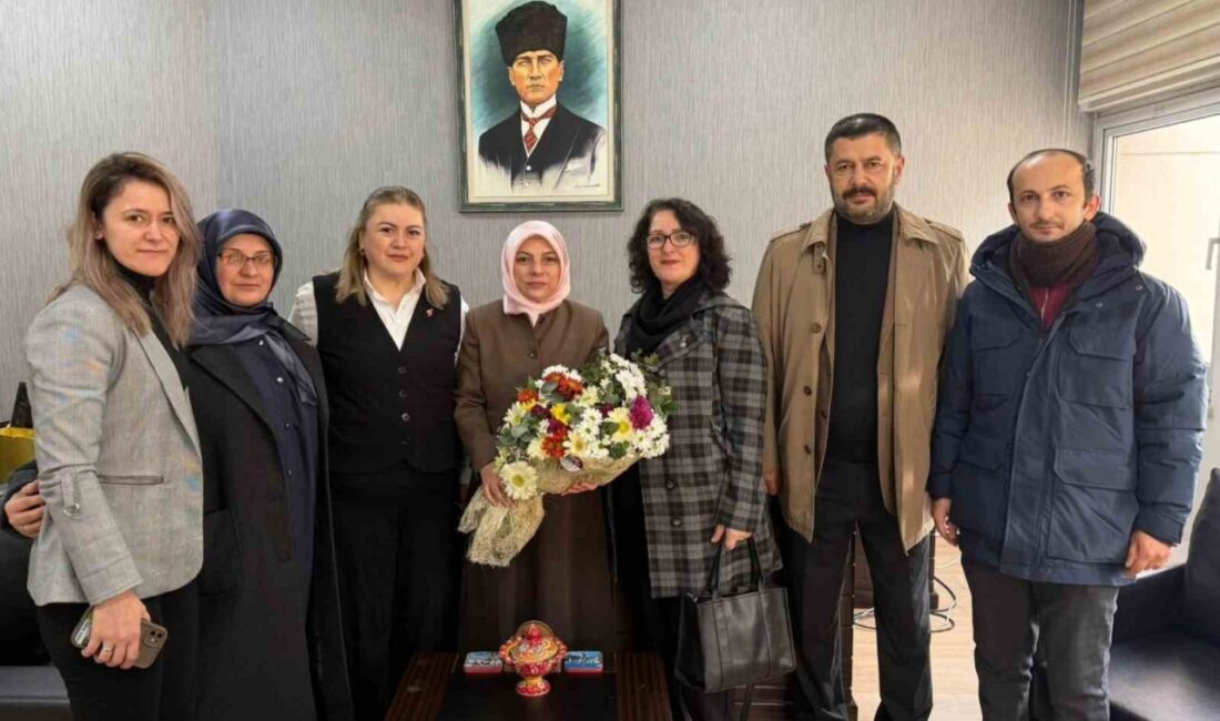 DÜZCE (İHA) – Düzce Bakkallar Odası Başkanı Vildan Şamandar ve