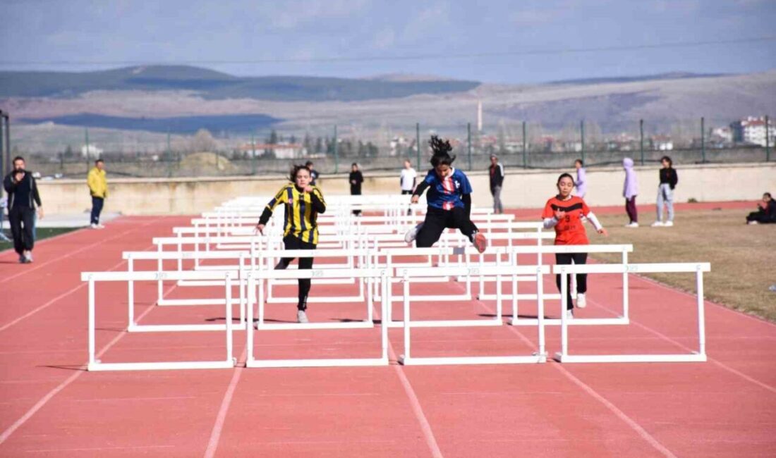 Afyonkarahisar Kocatepe Spor Kompleksi’nde düzenlenen Okul Sporları Yıldızlar Atletizm Müsabakaları