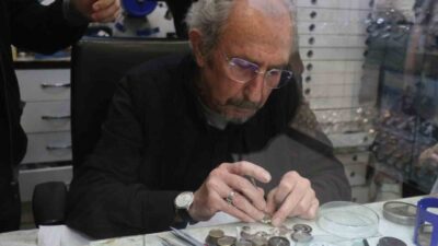 Sakarya’da 75 yaşındaki Necip Can, ortaokul yıllarında hevesle başladığı saat