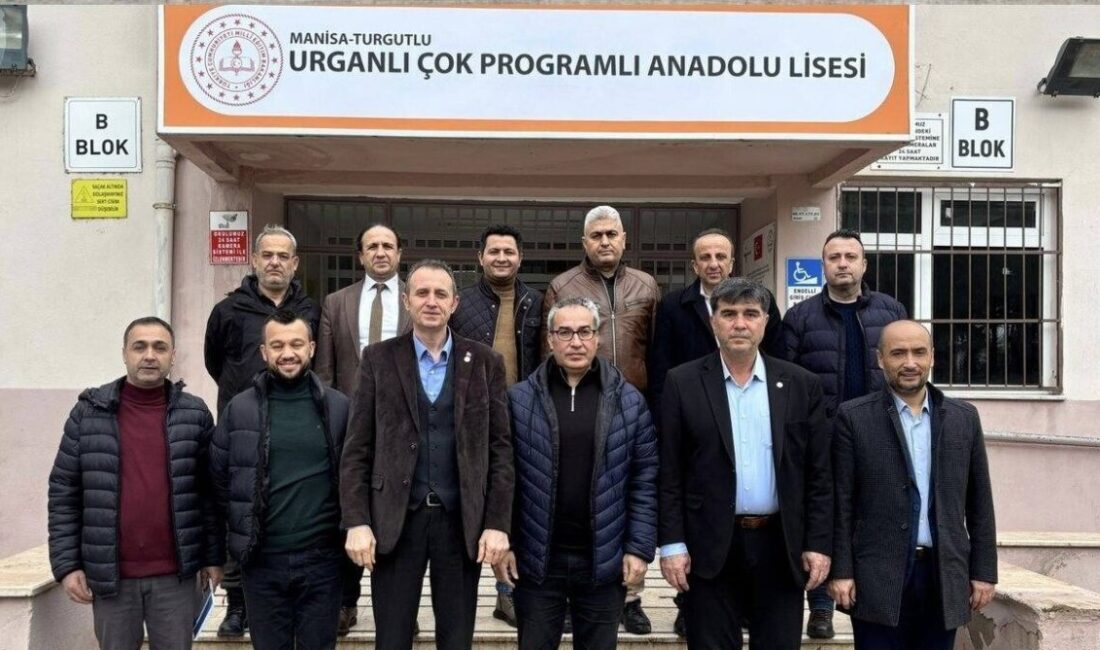 Eğitim-Bir-Sen Manisa 1 No’lu Şube Başkanı Ahmet Yasav ve yönetim