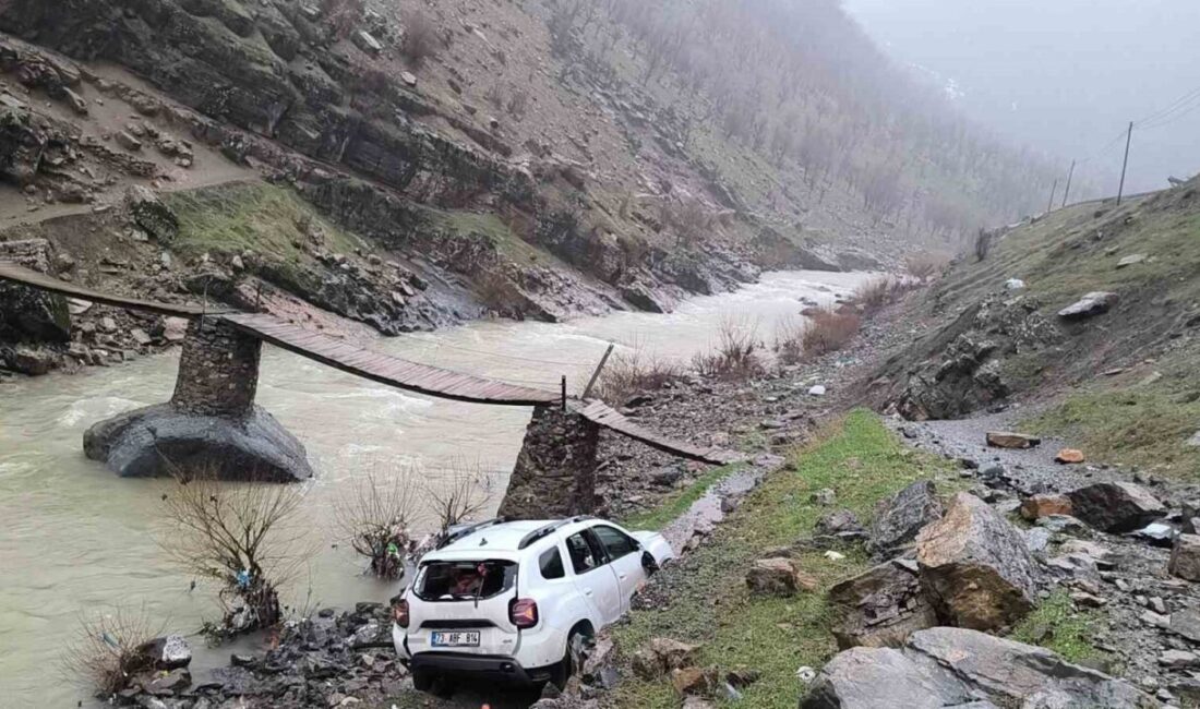 Şırnak’ın Beytüşşebap ilçesinde sağanak nedeniyle kayganlaşan yolda kontrolden çıkan otomobil